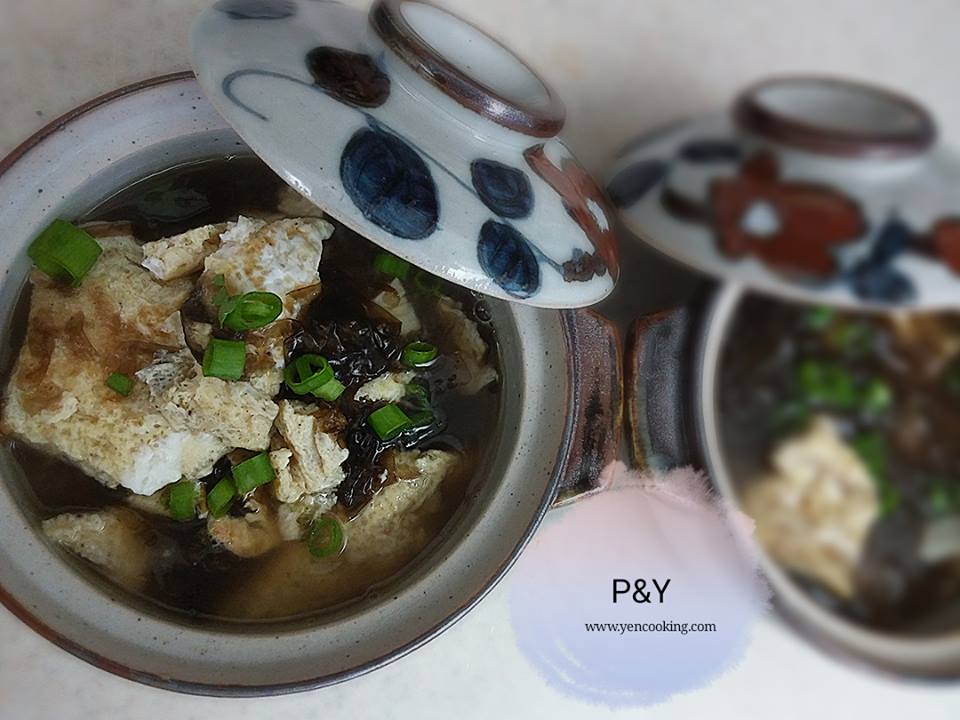 Yummy Japanese Seaweed Egg Hot Soup in Claypot